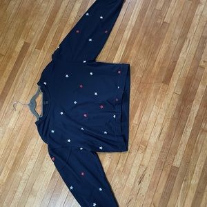 Cropped XL sweatshirt with stars.